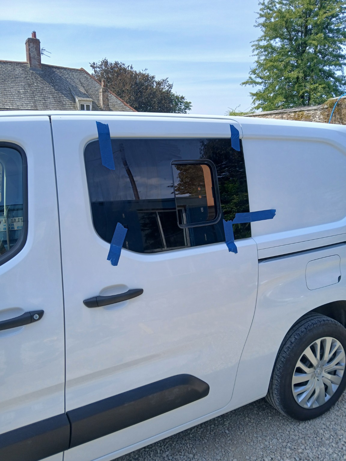Van side window fitting